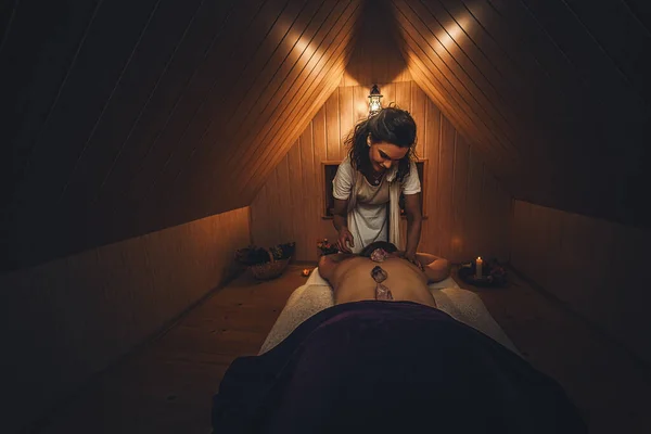 Massage van een mooie vrouw, lichaamsverzorging. — Stockfoto