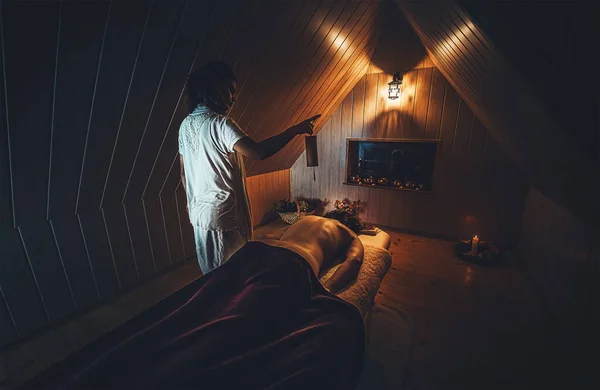 Massage av en vacker kvinna, kroppsvård. — Stockfoto