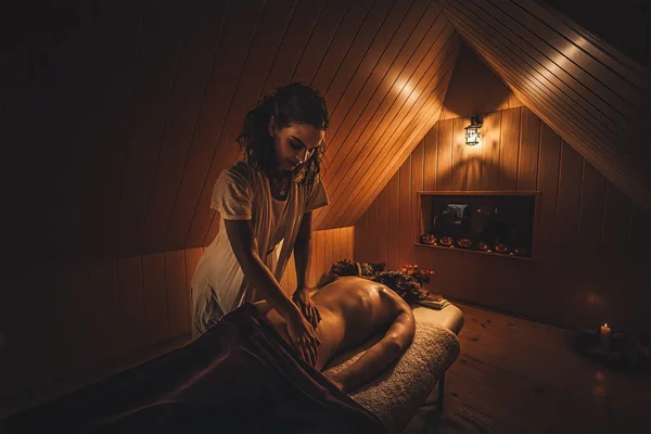 Massage av en vacker kvinna, kroppsvård. — Stockfoto