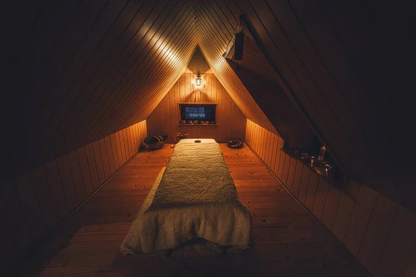 Massageliege in einem schönen Raum. — Stockfoto