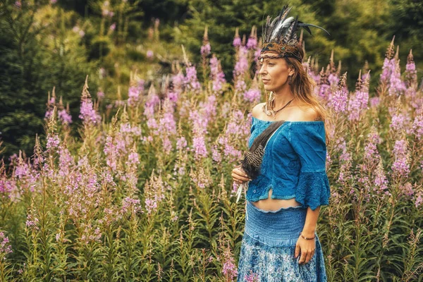 Chamán mujer y plumas chamánicas en el denim. — Foto de Stock