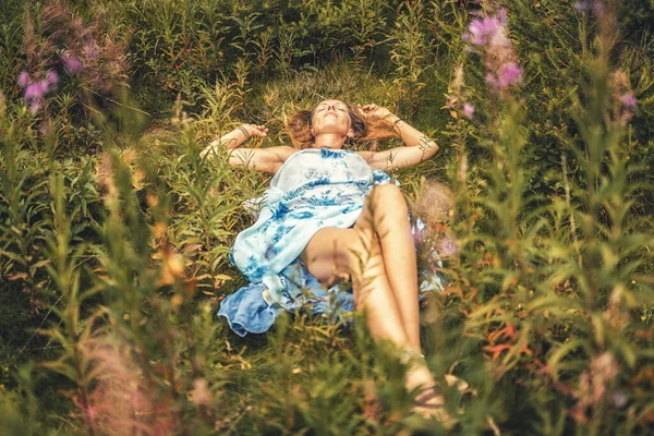 Beautiful shamanic woman in the nature. — Stock Photo, Image