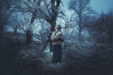 Şaman çerçeveli davul çalan güzel bir şaman kız..