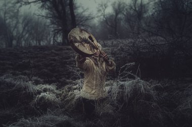 Şaman çerçeveli davul çalan güzel bir şaman kız..