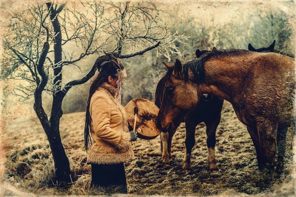 Mulher xamã na paisagem de inverno com seu cavalo. — Fotografia de Stock