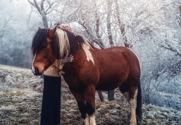 Mulher xamã na paisagem de inverno com seu cavalo. — Fotografia de Stock