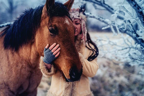 Shaman vrouw in de winter landschap met haar paard. — Stockfoto