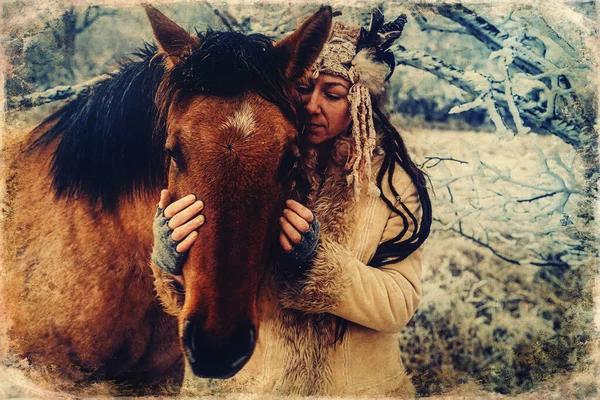 अपने घोड़े के साथ शीतकालीन परिदृश्य में शमन महिला . — स्टॉक फ़ोटो, इमेज