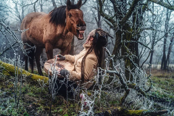 Mulher xamã na paisagem de inverno com seu cavalo. — Fotografia de Stock