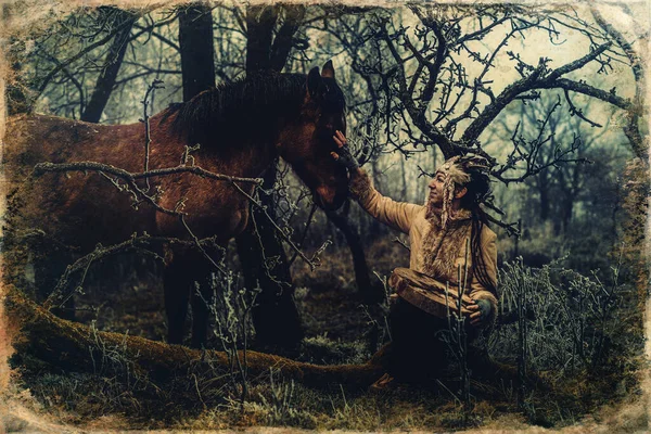 Chamán mujer en invierno paisaje con su caballo. — Foto de Stock