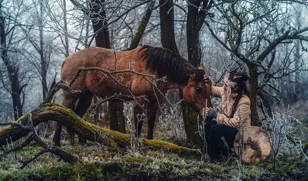 Mulher xamã na paisagem de inverno com seu cavalo. — Fotografia de Stock