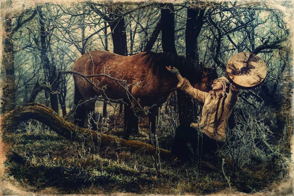 Chamán mujer en invierno paisaje con su caballo. — Foto de Stock