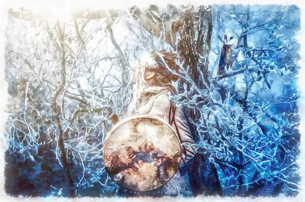 Krásná šamanská dívka hraje na šaman rám buben v přírodě. Malířský efekt. — Stock fotografie