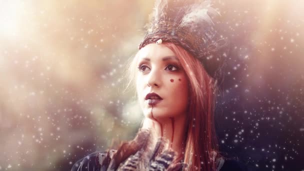 Krásná šamanská žena s čelenkou v přírodě. — Stock video