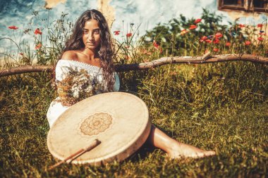 Şaman çerçeveli davul çalan güzel bir şaman kız..