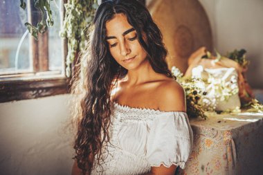 Şamanik davulu ve otları olan egzotik bir kadın..