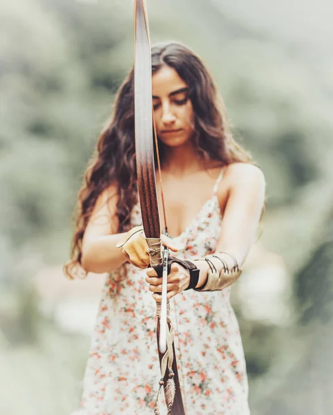 Détail d'une femme entraînement tir avec un arc. — Photo