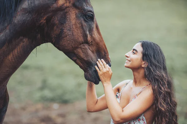 Portret van vrouw en paard buiten. Vrouw streelt een paard. — Stockfoto