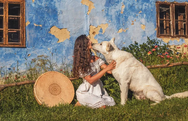 Beautiful shamanic girl playing on shaman frame drum in the nature. — Stock Photo, Image