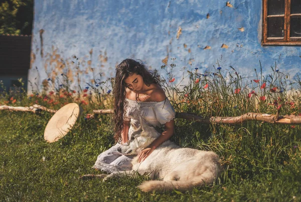 Beautiful shamanic girl playing on shaman frame drum in the nature. — Stock Photo, Image