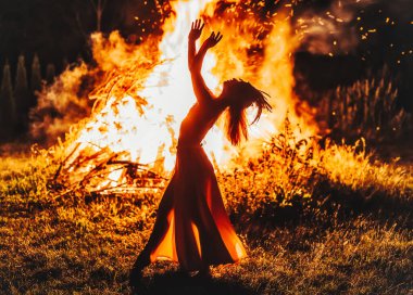 Ateşin yanında dans eden güzel şaman kadın..