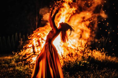 Ateşin yanında dans eden güzel şaman kadın..