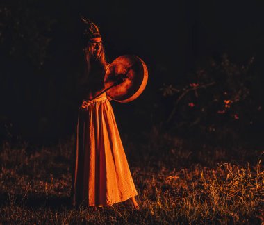 Şaman çerçeveli davul çalan güzel bir şaman kız..