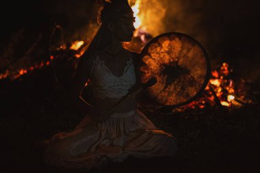 Şaman çerçeveli davul çalan güzel bir şaman kız..