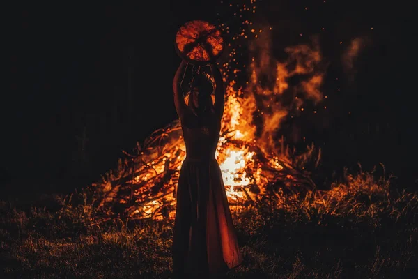 Krásná šamanská dívka hraje na šaman rám buben v přírodě. — Stock fotografie