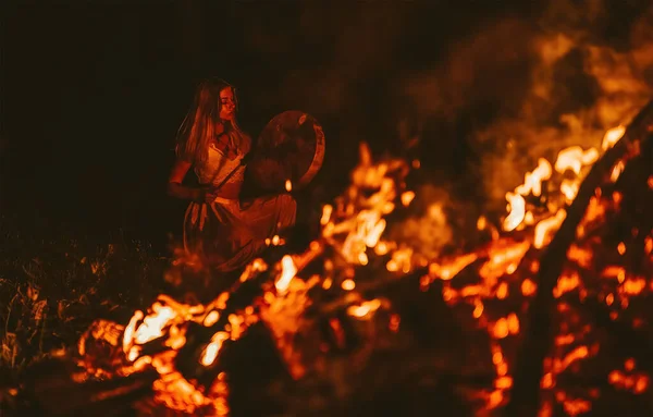 Όμορφο σαμανικό κορίτσι παίζει σε σαμάνο πλαίσιο τύμπανο στη φύση. — Φωτογραφία Αρχείου