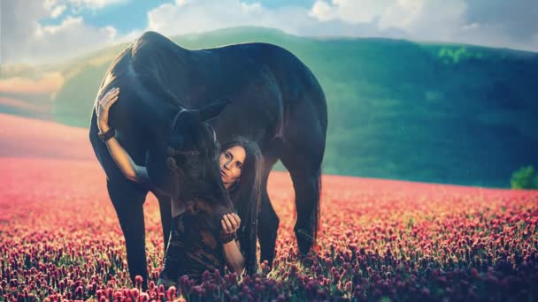 Portré nő és ló a szabadban. Egy nő ölelget egy lovat. — Stock videók