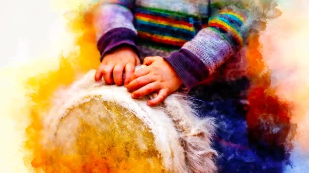 Gyermek játszik egy djembe dob természetes kecske szőrme jellemzői és lágyan elmosódott akvarell háttér. — Stock videók
