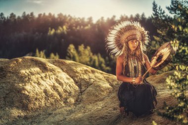 Şaman çerçeveli davul çalan güzel bir şaman kız..