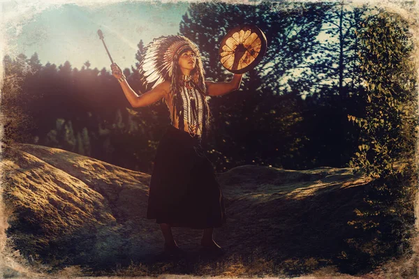 Beautiful shamanic girl playing on shaman frame drum in the nature. — Stock Photo, Image