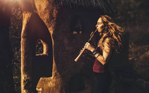 निसर्गातील शमन बांसुरीवर खेळत मुलगी . — स्टॉक फोटो, इमेज