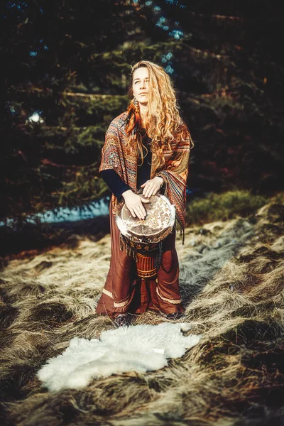 Bela garota xamânica tocando no tambor na natureza. — Fotografia de Stock