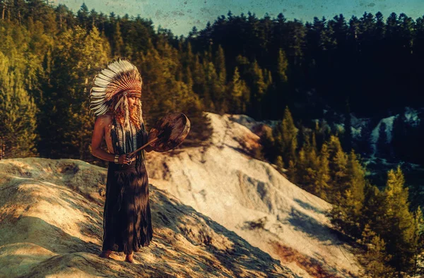 Beautiful shamanic girl playing on shaman frame drum in the nature. — Stock Photo, Image