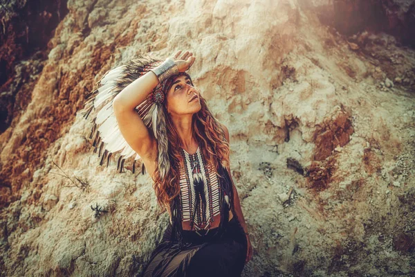 Hermosa chica chamánica en la naturaleza. — Foto de Stock