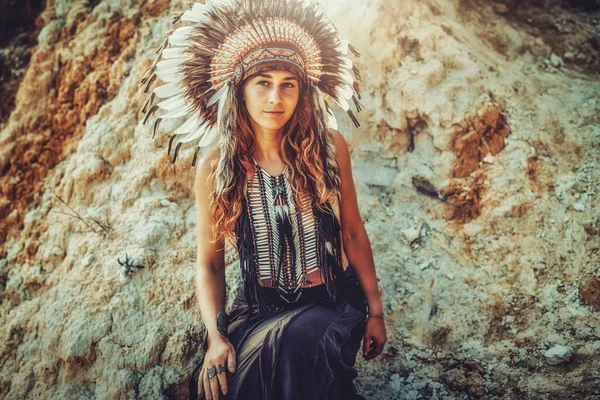 Красивая шаманская девушка на природе. — стоковое фото