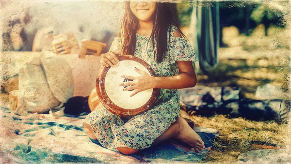 Girl id playing on drums. — Stock Photo, Image