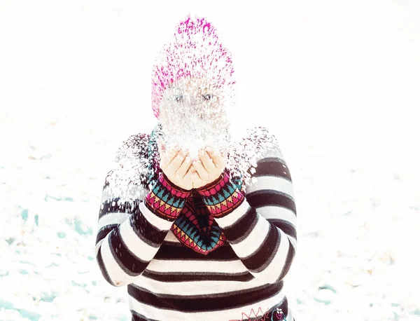 Una ragazza di bellezza sullo sfondo invernale. — Foto Stock