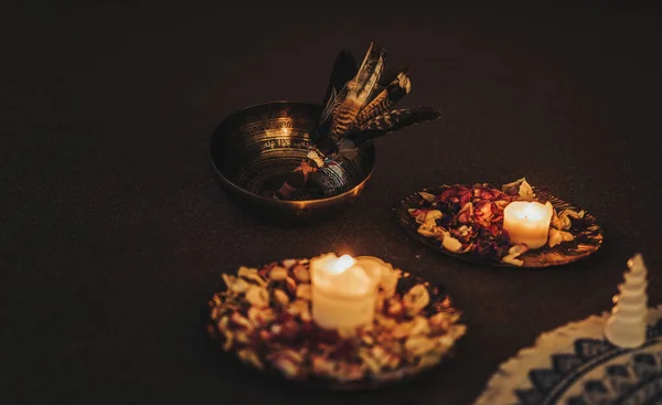 Hermoso cuenco tibetano y velas. Espacio ceremonial. —  Fotos de Stock