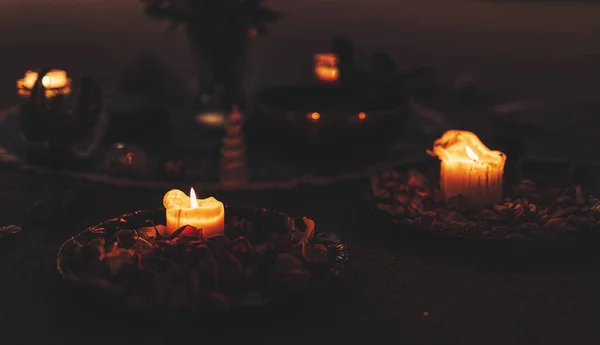 Церемоніальна свічка на мисці з рожевими люпинами . — стокове фото