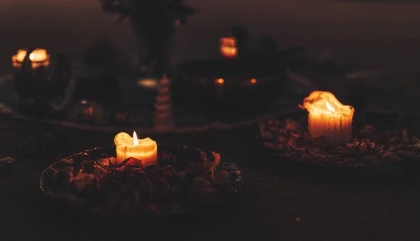 Vela ceremonial en un tazón con altramuces de rosa. —  Fotos de Stock