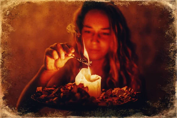 Incenso na mão de uma mulher, fumaça de incenso em um fundo preto. — Fotografia de Stock