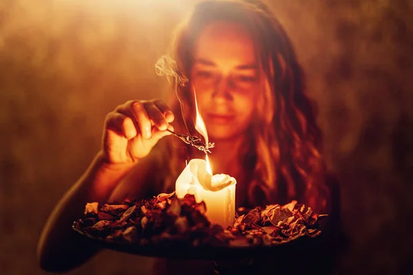 Incienso en una mano de mujer, humo de incienso sobre un fondo negro. — Foto de Stock