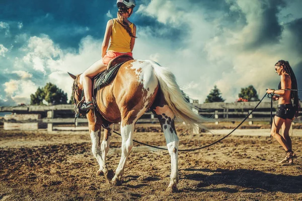 Mädchen trainiert Pferd an einem schönen Sommertag. — Stockfoto