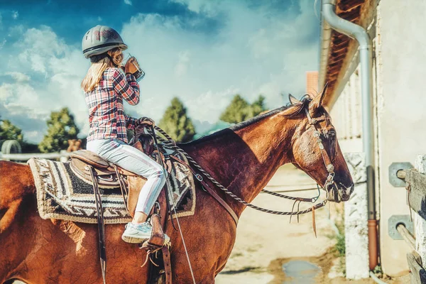 Mädchen trainiert Pferd an einem schönen Sommertag und trinkt Wasser. — Stockfoto