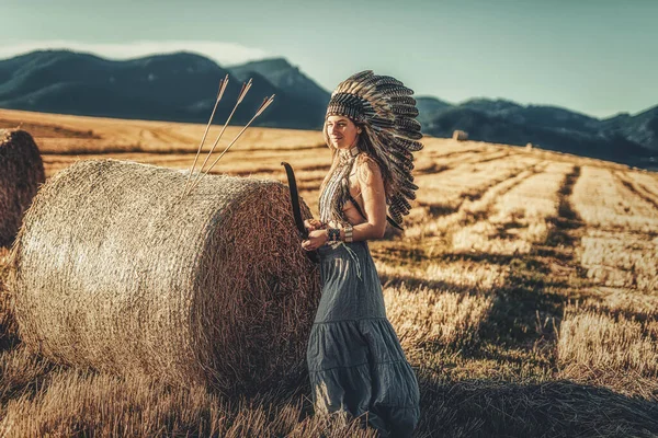 Vacker shamansk flicka i naturen med en båge. — Stockfoto