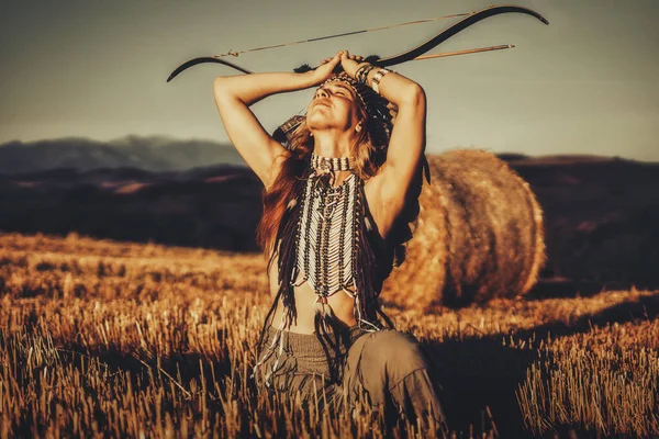 Vacker shamansk flicka i naturen med en båge. — Stockfoto